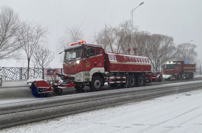 尊龙凯时环境除冰雪装备全力投入破冰作业，助力北京道路交通安全